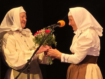 Rože za predsednico KD Folklora Cerklje Ireno Naglič